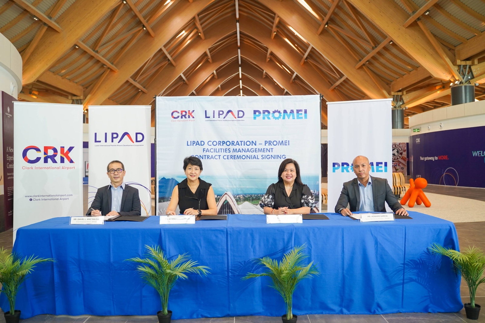 Senior representatives from PROMEI, LIPAD and ENGIE at the ceremonial contract signing. Pictured from left to right: Danny Ang Tan Chai, Director, PROMEI, Bi Yong Chungunco, CEO, LIPAD Corp., Louella Caridad, General Manager, ENGIE Services Philippines, and Howard Garcia, Senior Operations Manager, PROMEI