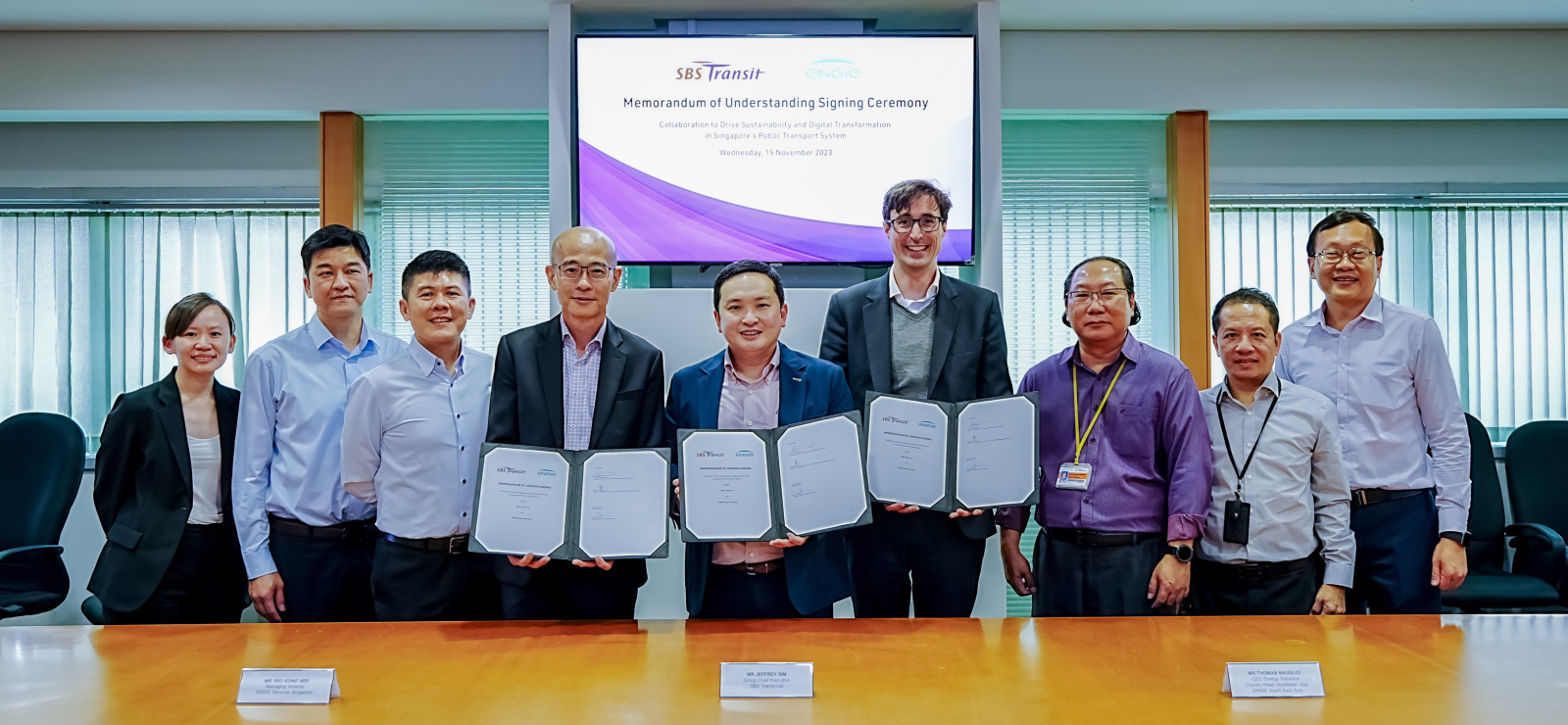 Mr YEO Kong Nee, Managing Director of ENGIE Services Singapore, Mr Jeffrey Sim, SBS Transit Group Chief Executive Officer, and Mr Thomas Baudlot, CEO of ENGIE South East Asia (pictured centre) with executive staff during MOU signing ceremony sealing SBS Transit and ENGIE’s partnership to drive sustanability and digital transformation in Singapore’s public transport system.