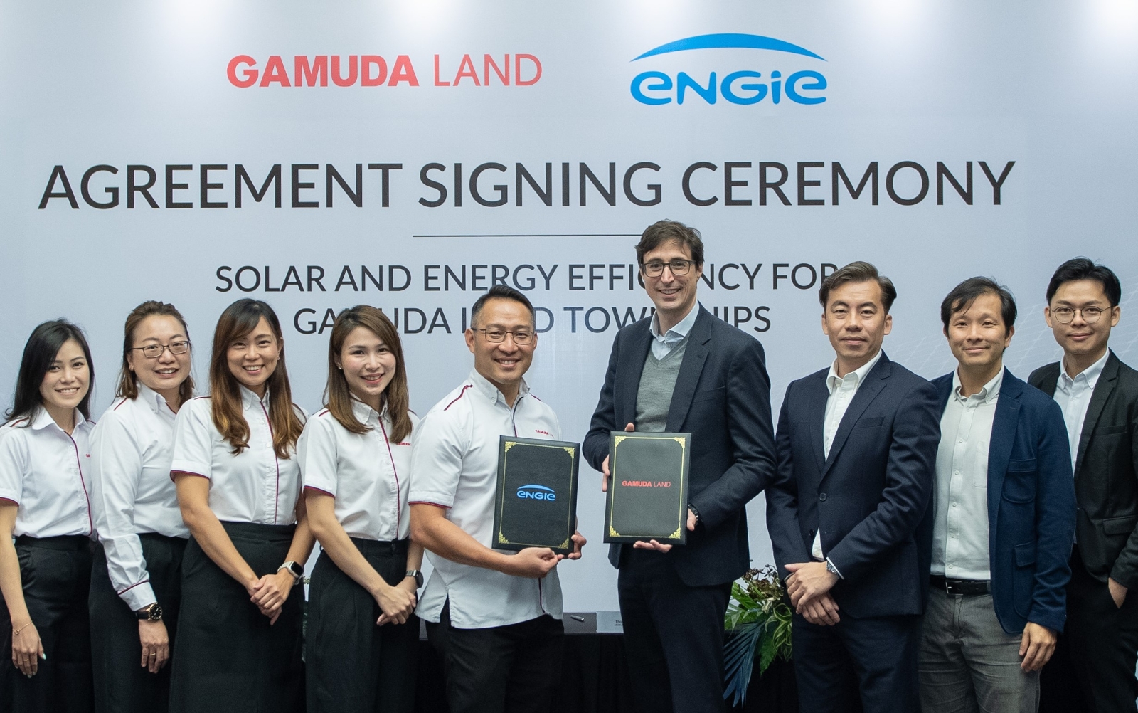 Senior Executives from Gamuda Land and ENGIE South East Asia celebrate the commencement of their partnership at their MoU signing ceremony. From left to right: Gamuda Land - Jess Teng Poh Fern, Chief Operating Officer; Larissa Chan, Executive Director Commercial Real Estate; Sue Way Tan, Executive Director Central Marketing & Sales; Wong Siew Lee, Chief Operating Officer; Chu Wai Lune, CEO; ENGIE - Thomas Baudlot, CEO Energy Solutions APAC and Country Head Southeast Asia, ENGIE South East Asia; Wong Yin Kee, Managing Director, ENGIE Services Malaysia; Kevin Hor, Head of Business Development, Energy Solutions, ENGIE Services Malaysia; Jong Hui, Business Development Manager, Solar C&I, ENGIE Services Malaysia. 
