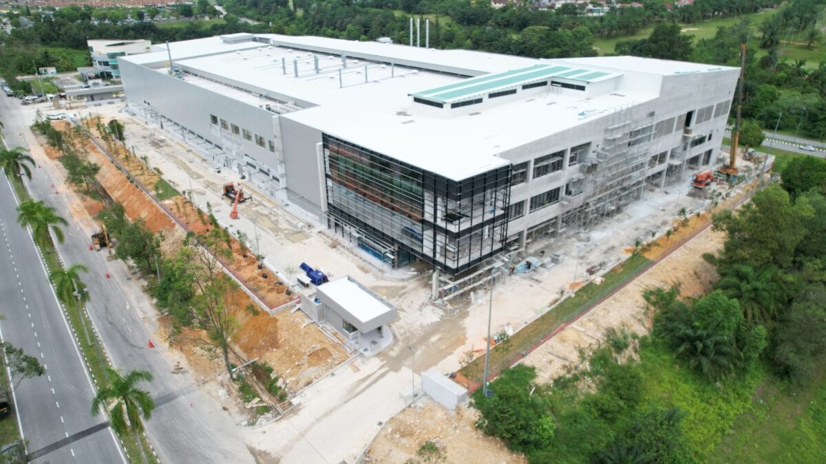 Modern industrial building promoting sustainability and energy efficiency.